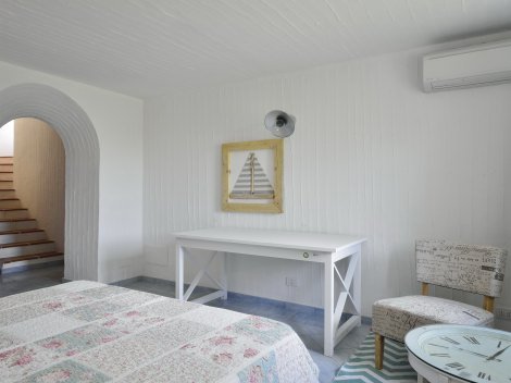 Großzügiges Schlafzimmer 3 mit Klimaanlage und Schreibtisch Großzügiges Schlafzimmer 3 mit Klimaanlage und Schreibtisch