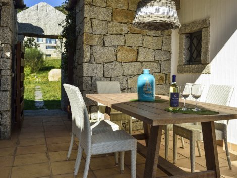 Tisch auf der Terrasse zum Essen im Freien Tisch auf der Terrasse zum Essen im Freien