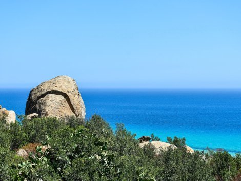 Wahrzeichen von Orchidea -  im Grunstück liegt dieser Felsen Wahrzeichen von Orchidea -  im Grunstück liegt dieser Felsen