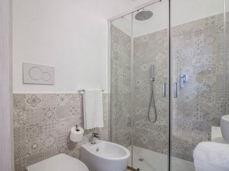 Modernes Badezimmer mit großer Dusche Modernes Badezimmer mit großer Dusche