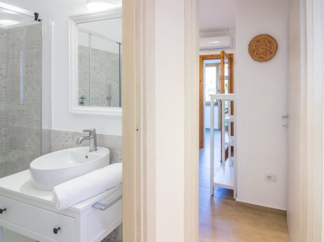 Eingang zum Kinderzimmer und dem dahinter liegenden Wirtschaftsraum Eingang zum Kinderzimmer und dem dahinter liegenden Wirtschaftsraum