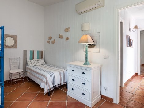 2. geräumiges Schlafzimmer mit 3 Betten, davon ein Etagenbett und ein Einzelbett 2. geräumiges Schlafzimmer mit 3 Betten, davon ein Etagenbett und ein Einzelbett