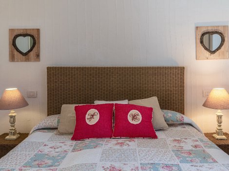 1. Schlafzimmer im Obergeschoss mit Doppelbett 1. Schlafzimmer im Obergeschoss mit Doppelbett