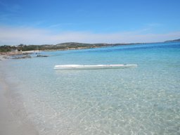 Kajak im durchsichtigen Wasser der Bucht Pittulongu bei Olbia Kajak im durchsichtigen Wasser der Bucht Pittulongu bei Olbia