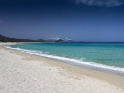 Kilometerlanger Strand Cala Sinzias mit weißem Sand und kristallklarem Wasser Kilometerlanger Strand Cala Sinzias mit weißem Sand und kristallklarem Wasser