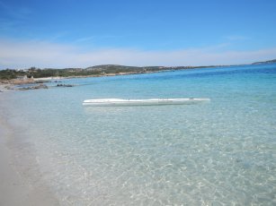 Kajak im durchsichtigen Wasser der Bucht Pittulongu bei Olbia Kajak im durchsichtigen Wasser der Bucht Pittulongu bei Olbia
