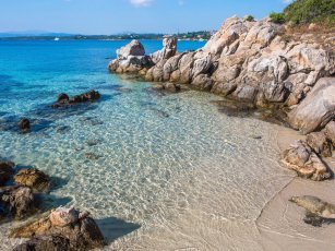 Klares, sauberes Meerwasser am Stran Spiaccia Bianca in Golfo Aranci Klares, sauberes Meerwasser am Stran Spiaccia Bianca in Golfo Aranci
