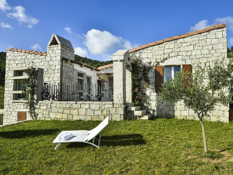 Freistehendes Ferienhaus aus Granit und einer besonderen Architektur mit großem Garten