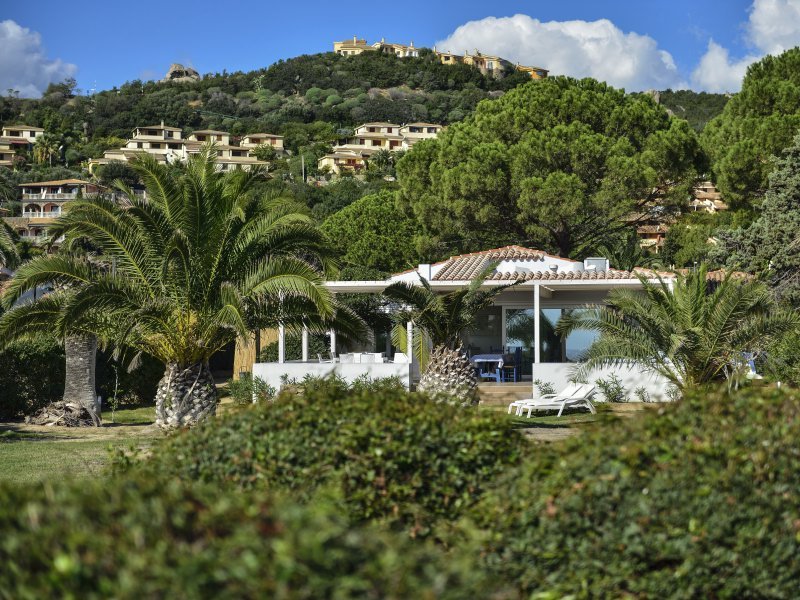 Villa Graziano hat einen großen Garten, der am Strand endet