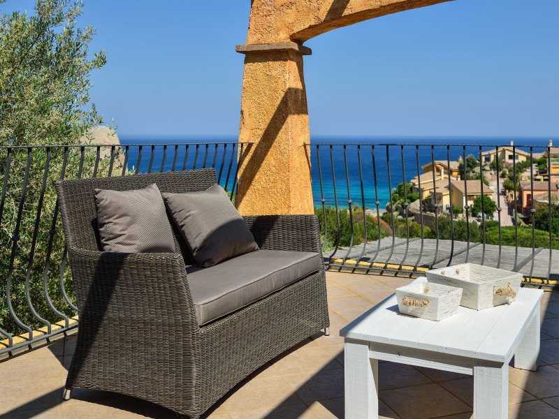 Obere Terrasse mit Loungemöbeln und herrlichem Blick aufs Meer
