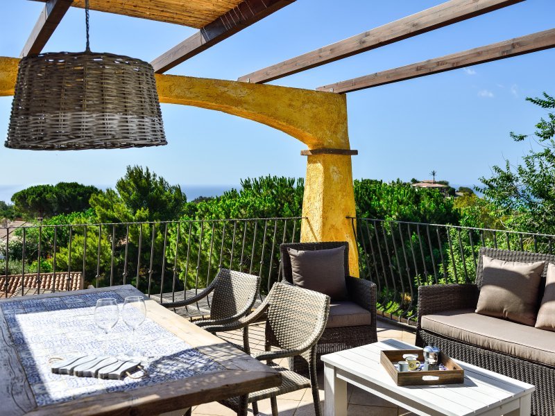 Eine gemütliche Terrasse mit Blick in's Grüne