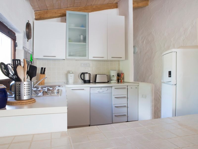 Praktische, offene Küche mit Spülmaschine, Waschmaschine, Kühlschrank mit Eisfach, Ofen und Gasherd