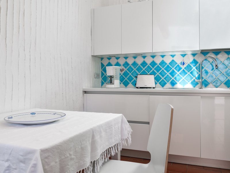 Modernisierte Küche mit Spülmaschine, Ofen und Gasherd