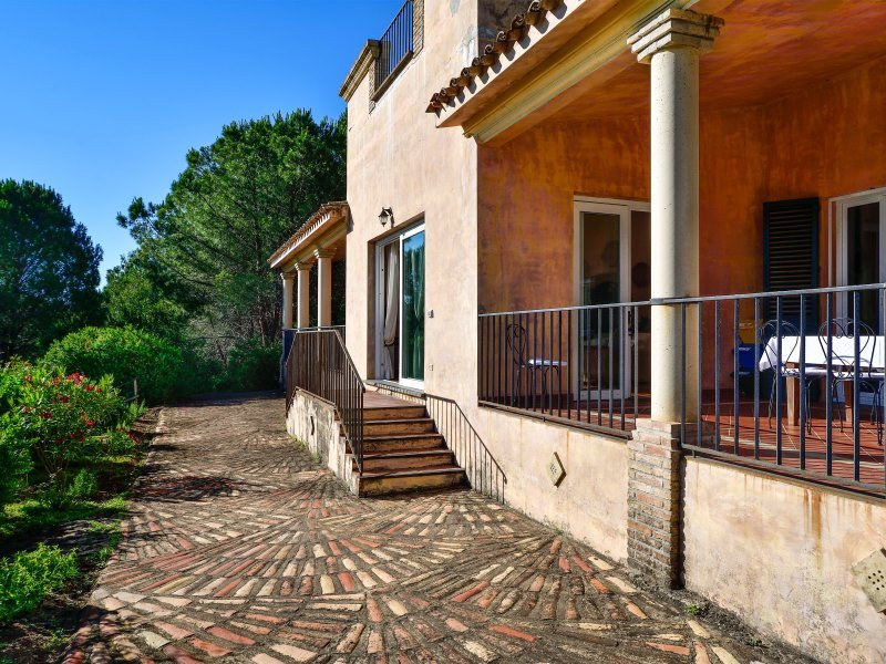 Villa mit großer Terrasse und Blick über den Garten