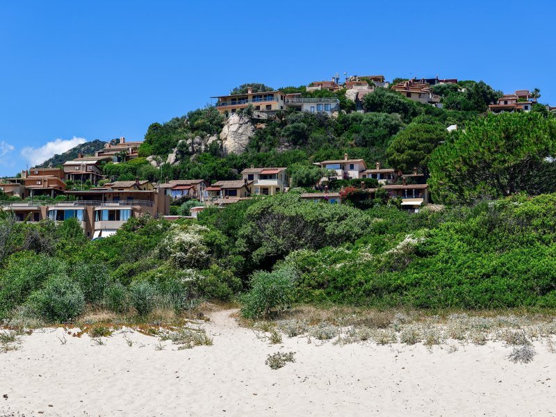 Im Bild rechts über dem weißen Sandstrand der Costa Rei 