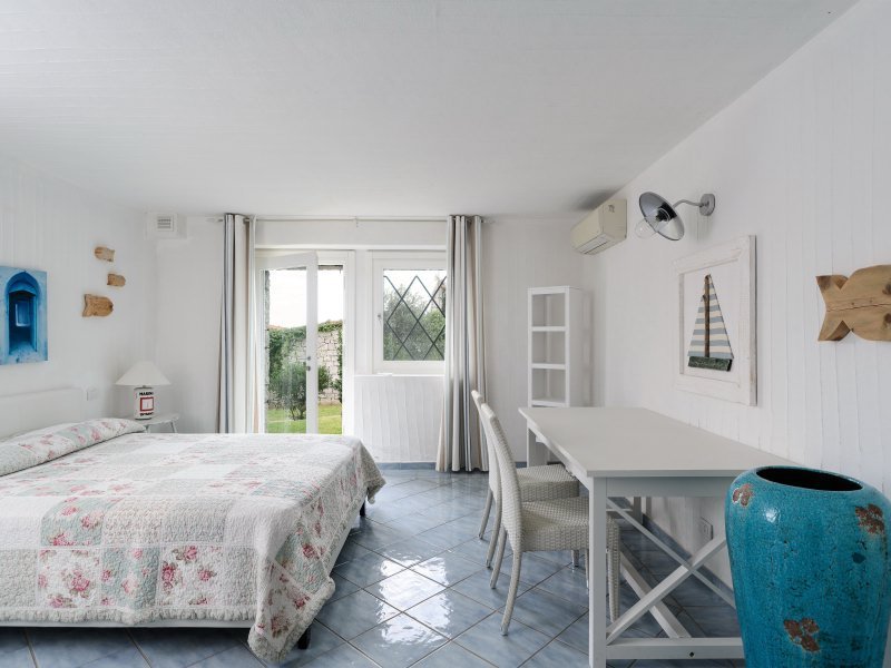 Schlafzimmer 3 im Untergeschoß mit Ausgang zum Garten