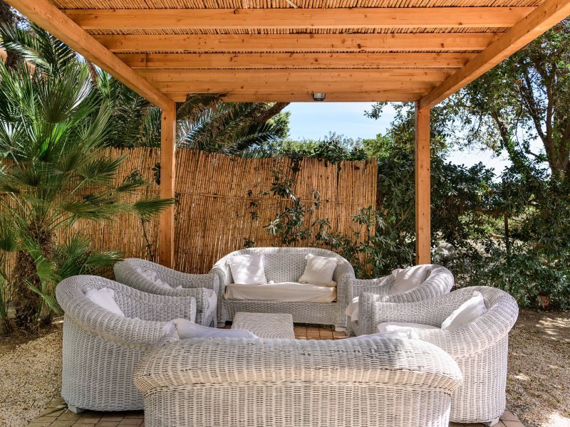 Gartenpavillon mit Lounge-Möbeln