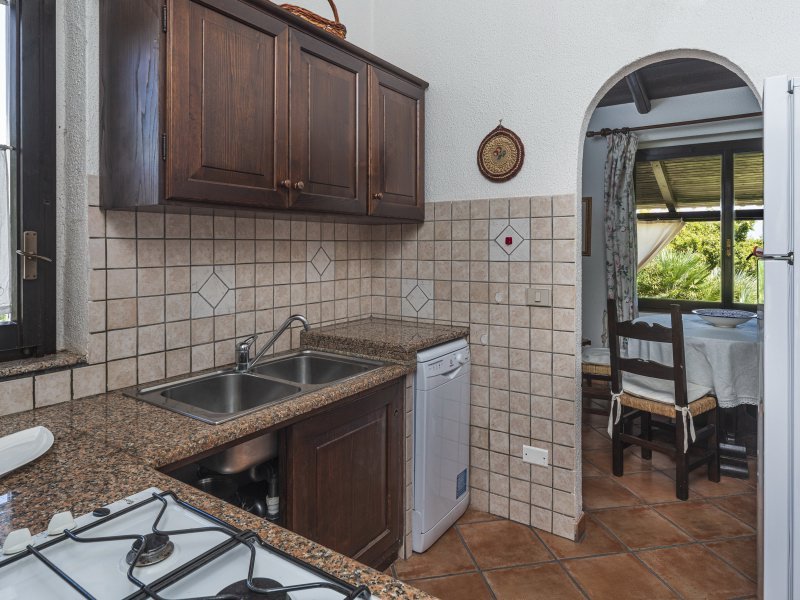 Blick von der Küche zum Wohnzimmer bis zur Terrasse