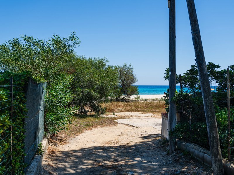 Ein kurzer Weg zum weißen Sandstrand