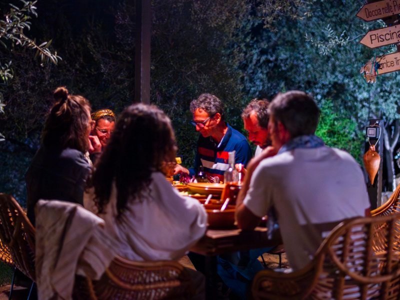 Gemütliche Runde beim Abendessen in Bioloco Nature