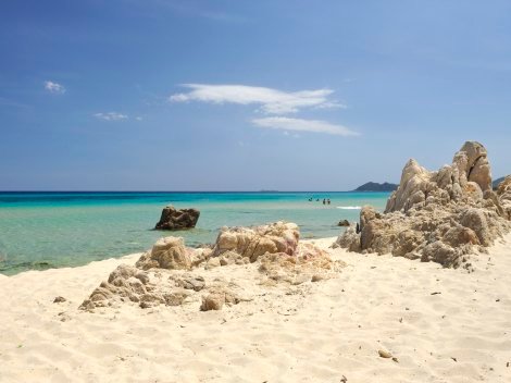 Sandstrand und Felsen