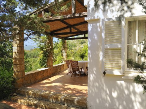 Gemütliche, überdachte Terrasse der Villa Bau Cannas