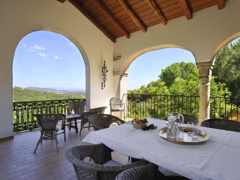 Terrasse mit Blick durch die Rundbögen bis zum Meer