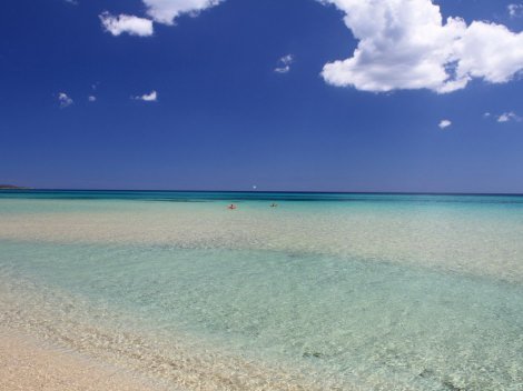 Glasklares Meer der Costa Rei, vor dem Haus