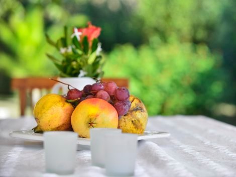 Obst vom nahegelegenen Wochenmarkt am Donnerstag und Samstag in der Saison