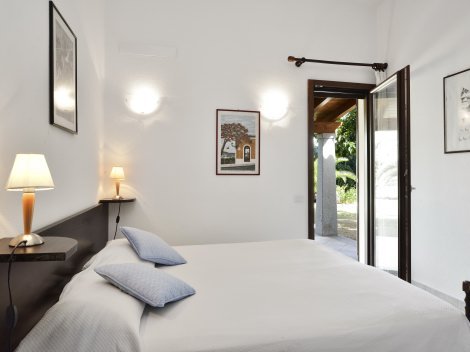 Schlafzimmer 2 mit Doppelbett und Terrassenzugang