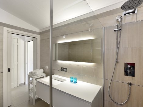 Modernes Badezimmer 1 mit Dusche und großem Waschbecken