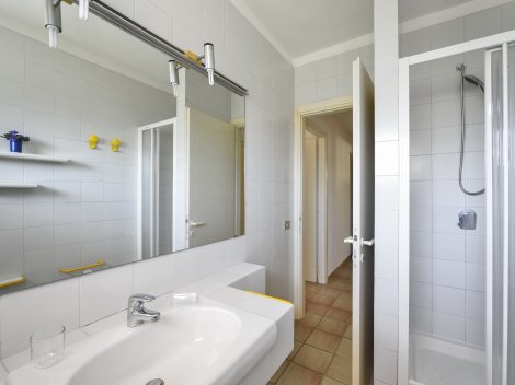 2. Bad im Parterre mit Dusche und großer Spiegelfront