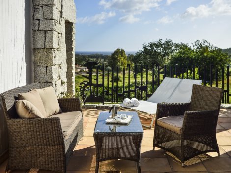 Relax auf der Terrasse mit Blick über die Landschaft bis zum Meer