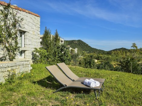 Garten mit Sonnenliegen