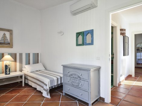 Schlafzimmer 2 mit Blick in den Flur