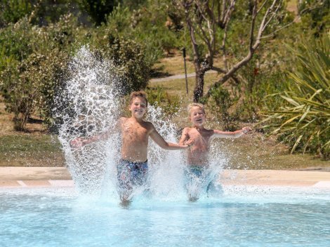 Zwei Jungs springen in den Pool von Li Conchi