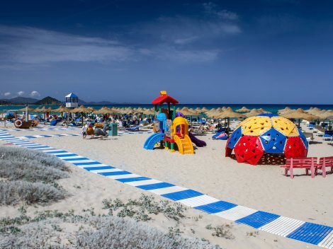 Strandbad Tamatete mit buntem Kinderspielplatz am Strand Cala Sinzias, 2 km von Li Conchi
