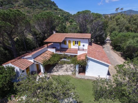 Villa La Scuderia liegt in einer unberührten Hügellandschaft umgeben von Wäldern