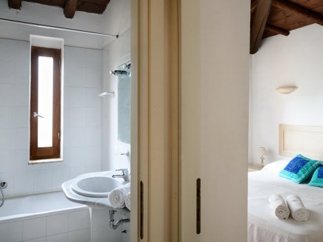 Schlafzimmer 1 mit Badezimmer