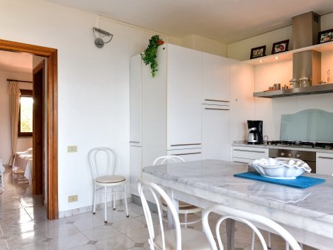 Vollausgestattete Küche mit Esstisch