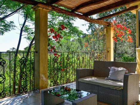 Loungebereich auf der mit grün umgebenen Terrasse