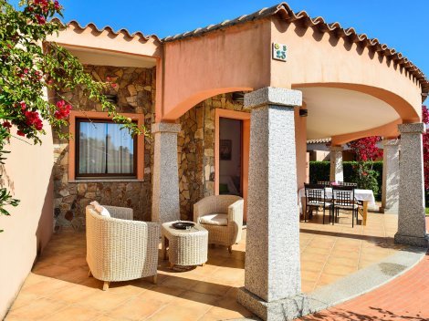 Die Terrasse ist mit handgefertigten Granitsäulen der Gegend besonders attraktiv