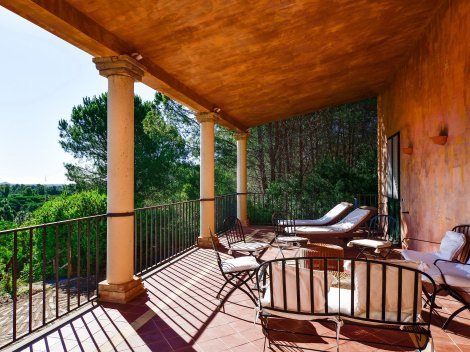 Terrasse Ostflügel mit Lounge-Möbeln und Sonnenliegen
