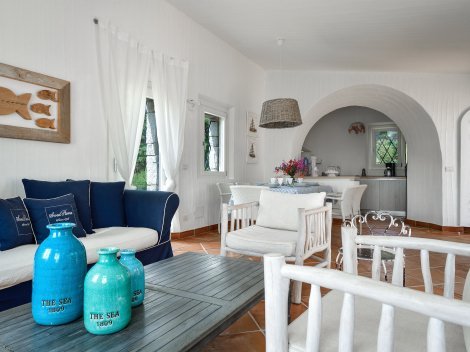 Wohnzimmer mit Blick in die Küche