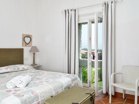 Schlafzimmer 1 mit Doppelbett und Fenstertüre