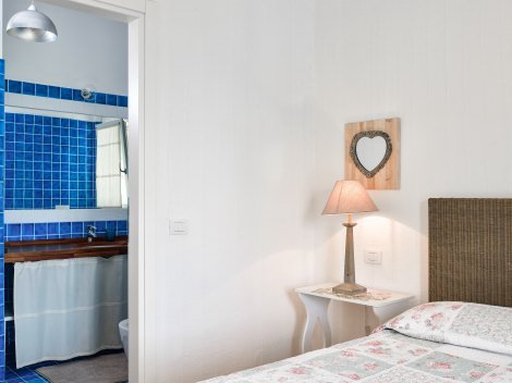 Nochmals Schlafzimmer 1 mit Blick ins Badezimmer