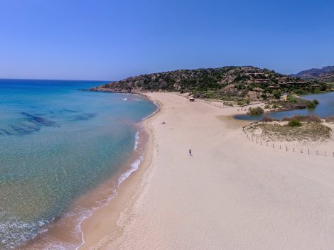 Der Strand von Chia, 24 km entfernt, gehört zu den schönsten Dünenlandschaften Sardinien.s