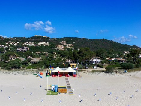 Bobo Beach Bar an der Costa Rei mit Blick auf das Meer