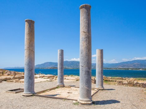 Römische Säulen und Mosaiken in der Ausgrabungsstätte Nora, knapp 7 km entfent