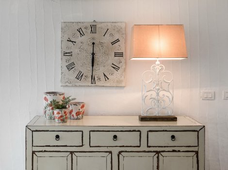 Kommode und darüber dezente Beleuchtung